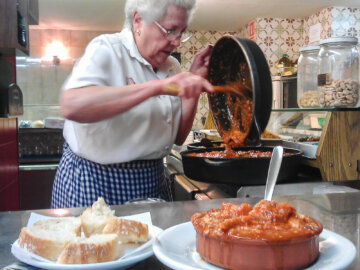 Barcelona Street Photography, backing pan, chicken tomato goulash, serving fresh, white bread