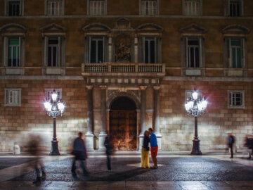 Barcelona Street Photographynight, colorfull dress, couple kissing, palau generalitat, place Sant Jaume square