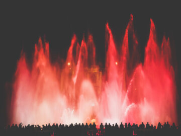 Barcelona Street Photography, Montjuic fountain, people silhouette spectating, red water