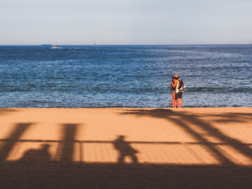 Barcelona Street Photography beach kiss, palm tree, sunset silhouette, young couple