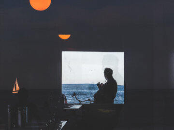 Barcelona Street Photography, mirror reflextion, sunset sea, window frame