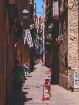 Barcelona Street Photography, cloths dry outside, narrow alley streets, old town, pedestriants walking, streetlife