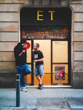 Barcelona Street Photography, ET Hall, People talking, dibujo contemporaneo