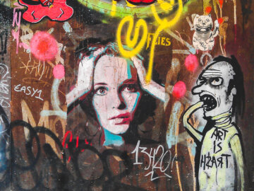 Barcelona Street Photography, art is trash, hands holding head, street art stencil
